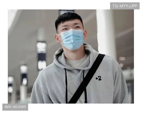 刚刷到周琦的机场照，那块表可以买我三个月房租